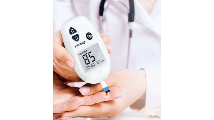 Các bước lấy máu và đưa mẫu vào que thử Safe-Accu